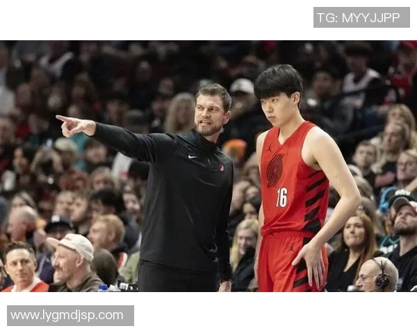 开拓者主帅:杨瀚森能够成为球队进攻轴心 但防卫+护筐还需要加强 开拓者主帅:杨瀚森能够成为球队进攻轴心 但防卫+护筐还需要加强